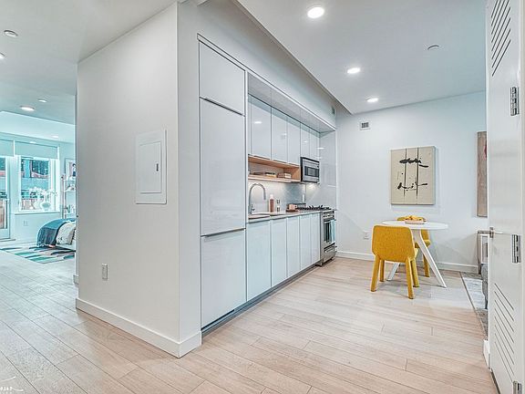 4th image of 20 Broad St APT 2501
