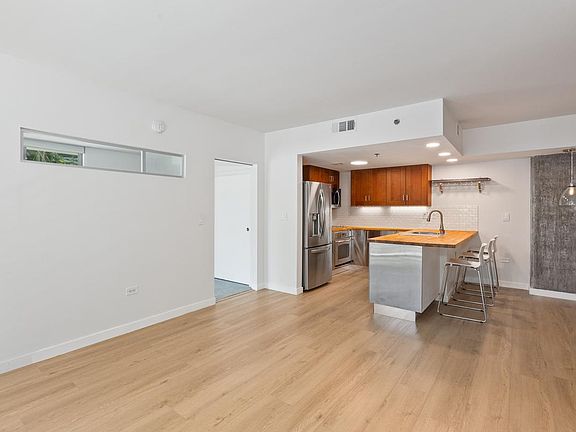 5th image of 425 W Beech St Unit 215