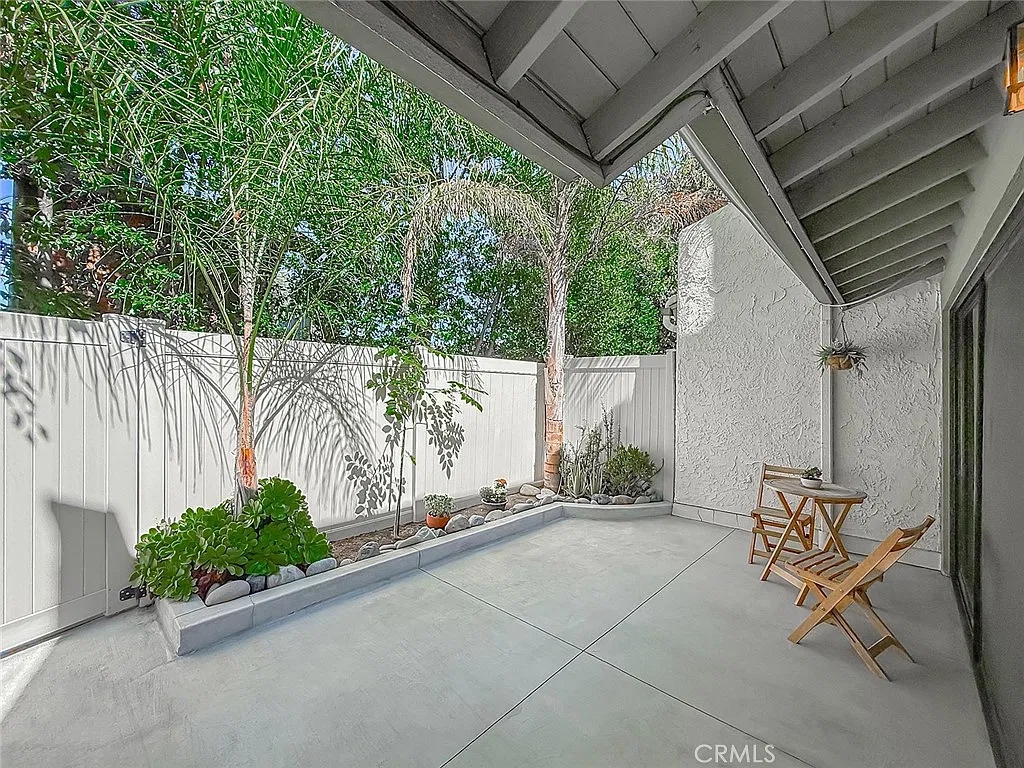 3 bed, 1215 sqft, $3,850 — Photo 2