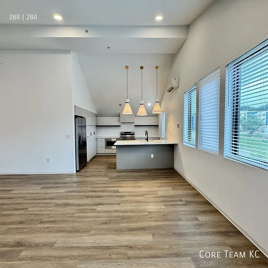 Top Floor 1500 SF 2 Bedroom — Photo 3
