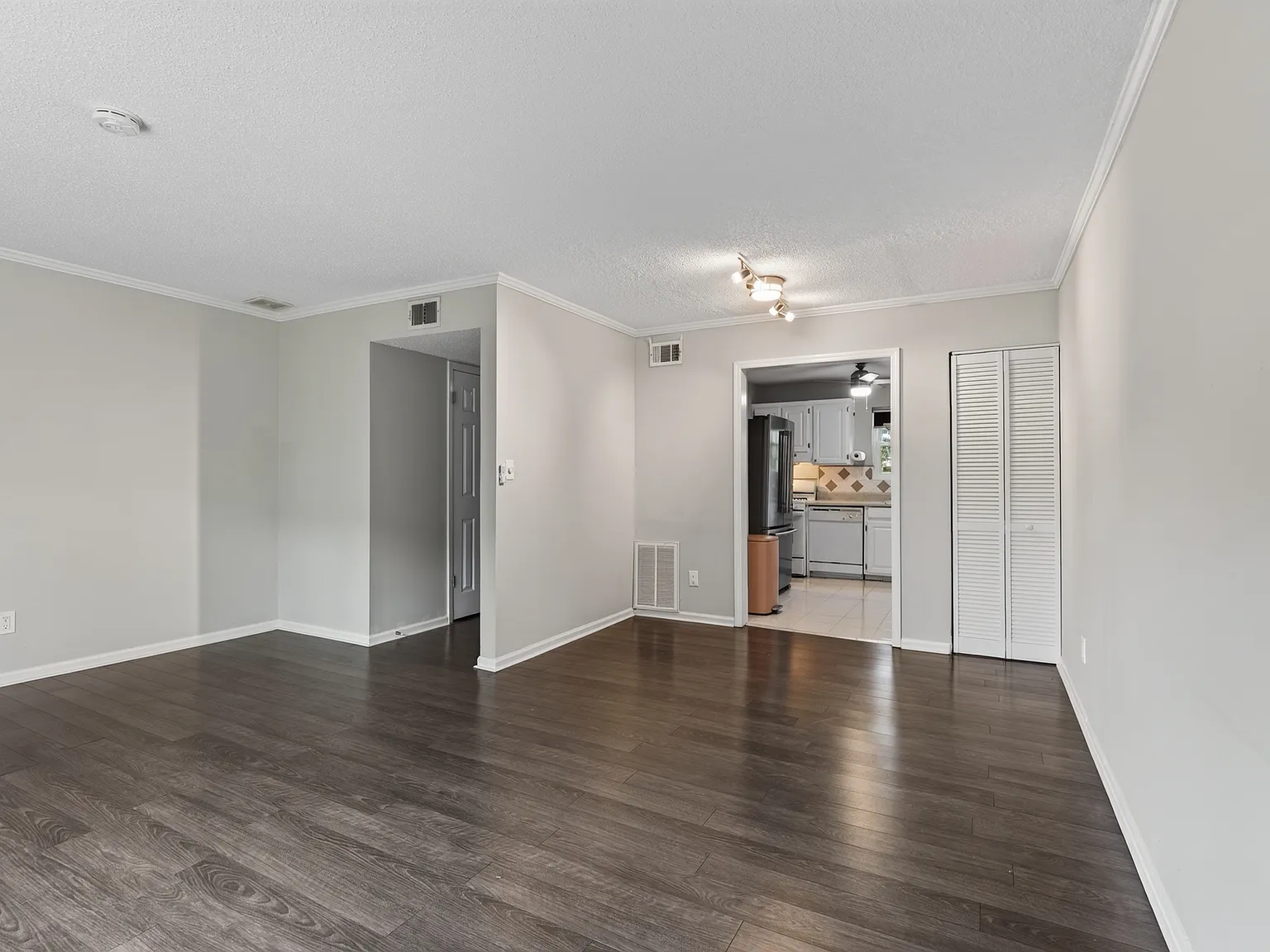 2 bed, 1.5 bath, 1178 sqft, $2,300 — Photo 4