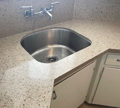 Stainless steel sink with quartz counters