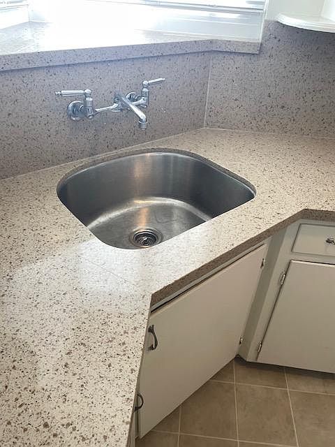 Stainless steel sink with quartz counters