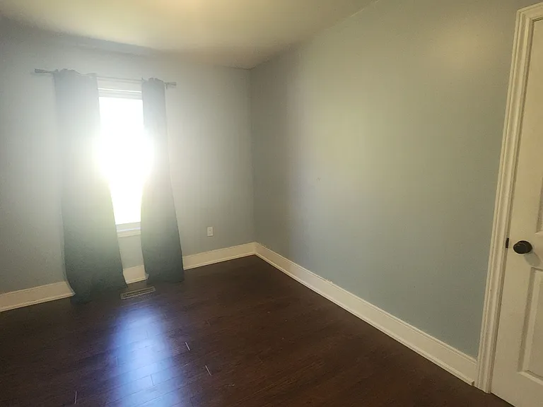 206 Caradoc St S — Photo 13