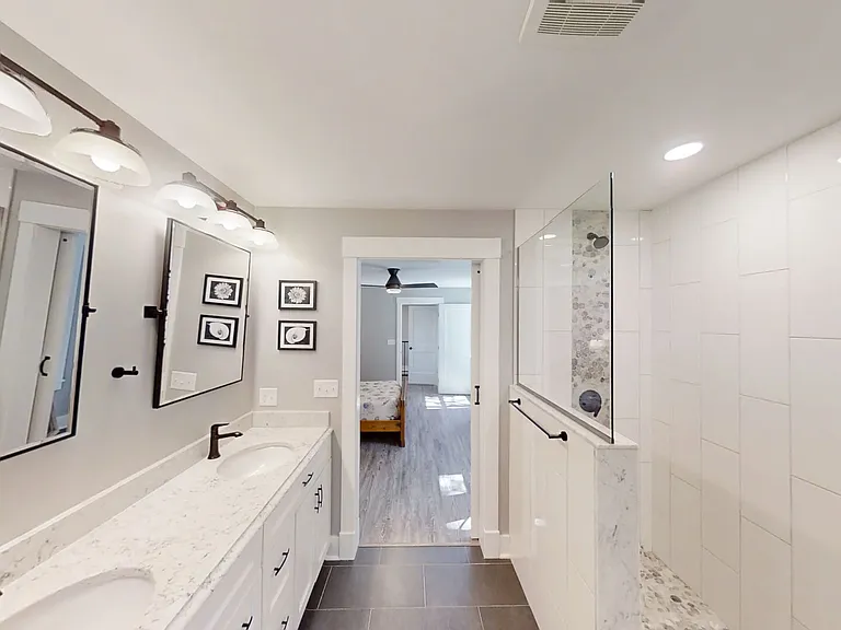 Ensuite bathroom with 2 standup showers