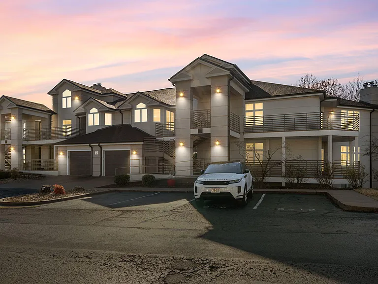106 Oxford Dr #8 — Photo 2