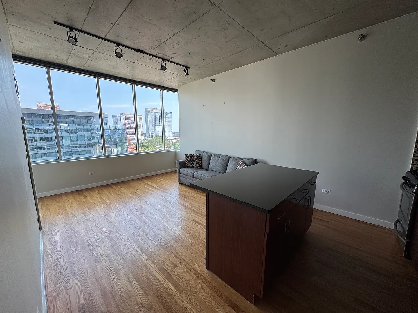 2 bed, 900 sqft, $2,800 — Photo 2
