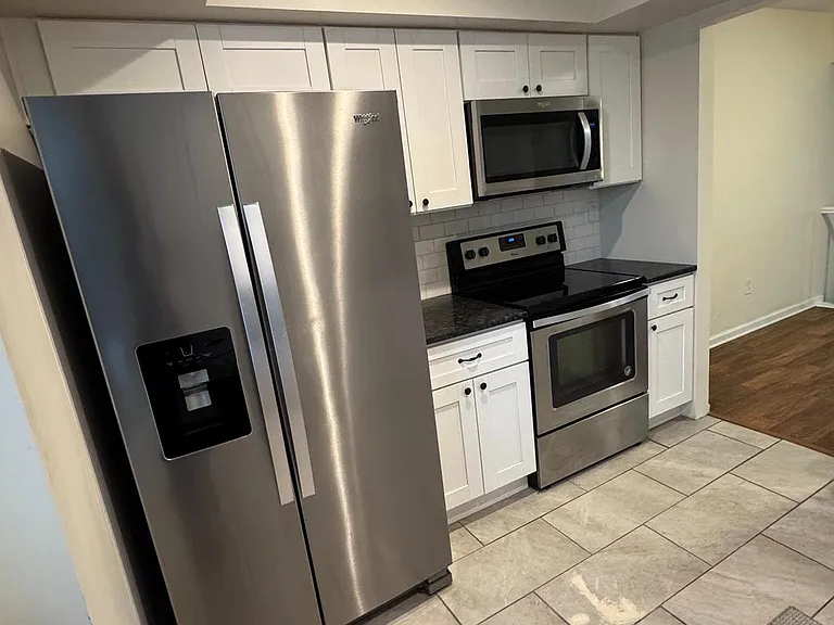204 Livingston Ct — Photo 8