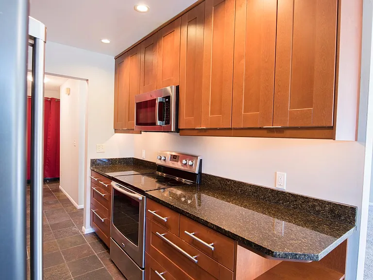 2562 Thorndyke Ave W #303 — Photo 7