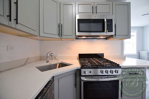 4th image of 1521 W Sherwin Ave #403
