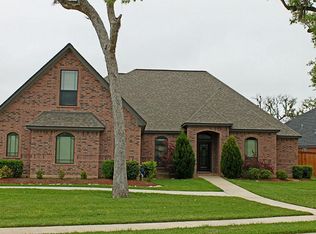 51 Red Maple Ct, Lake Jackson, TX 77566