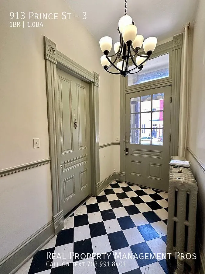 Charming one bedroom condo in the heart of Old Town! Walk to metro and one block to King street! — Photo 3