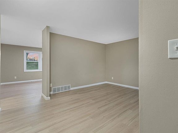 3rd image of 11349 Amboy Ln