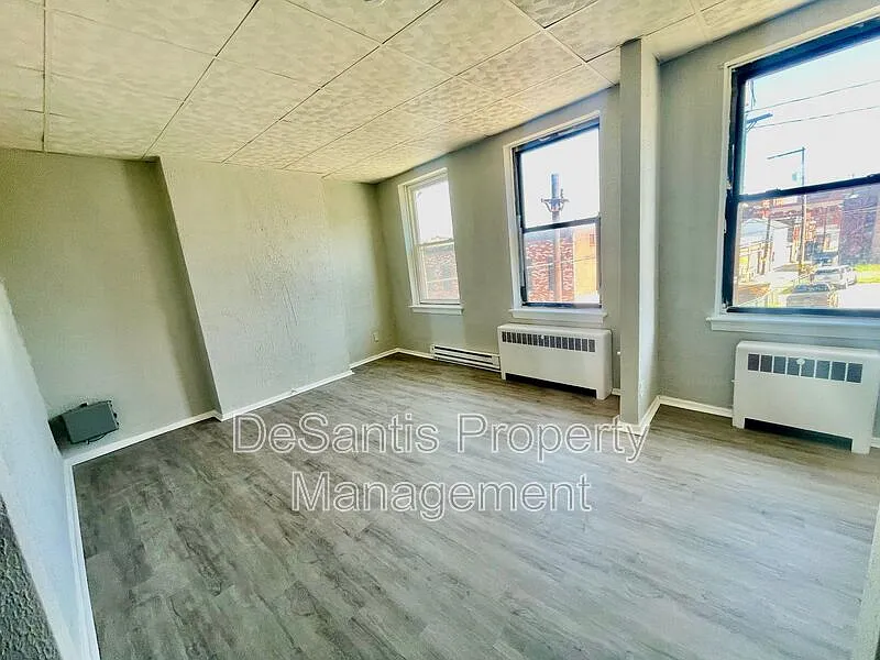 2 bed, 1.0 bath, 800 sqft, $900 — Photo 2