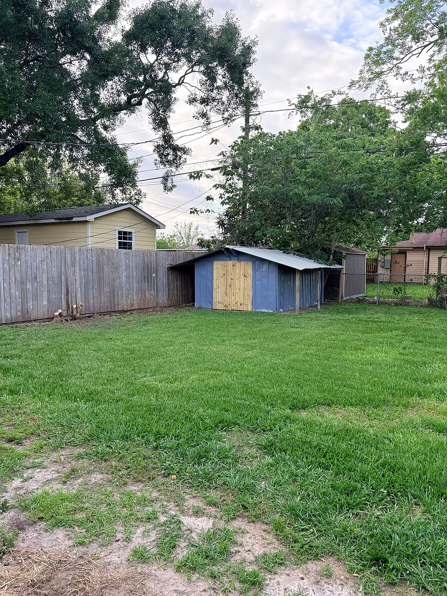 Building Photo - 2105 Kingsdale Dr