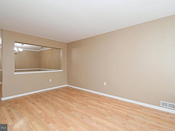 5th image of 82 Honey Locust Ln