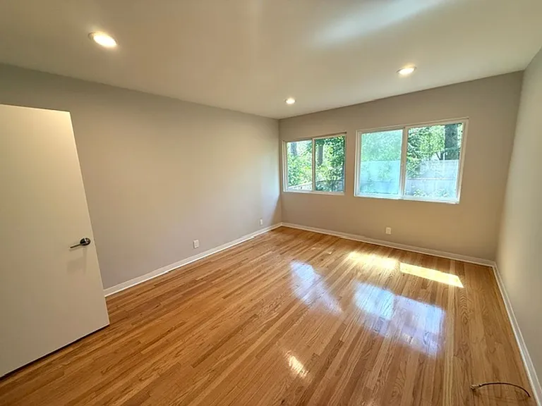 4907 Ocean View Blvd — Photo 11