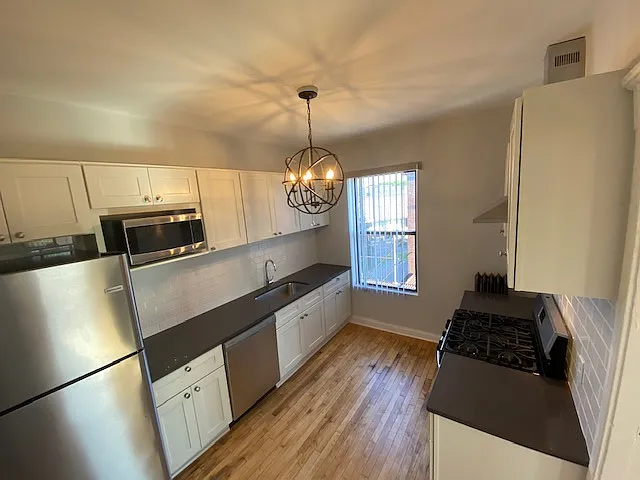 West Franklin Avenue Apartments — Photo 19