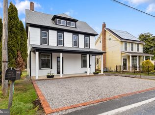 19 College Ave, Stewartstown, PA 17363
