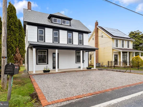 19 College Ave, Stewartstown, PA 17363