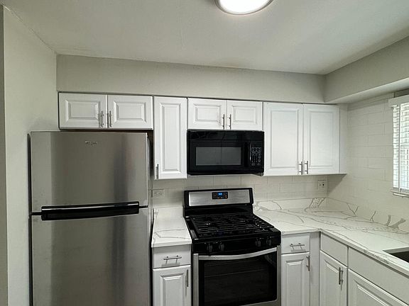 2nd image of 1327 W Sherwin Ave APT Gb