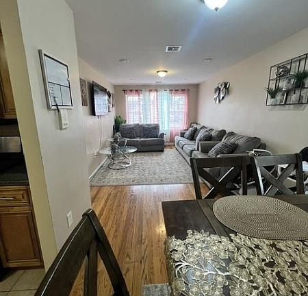 4th image of 846 Garden St