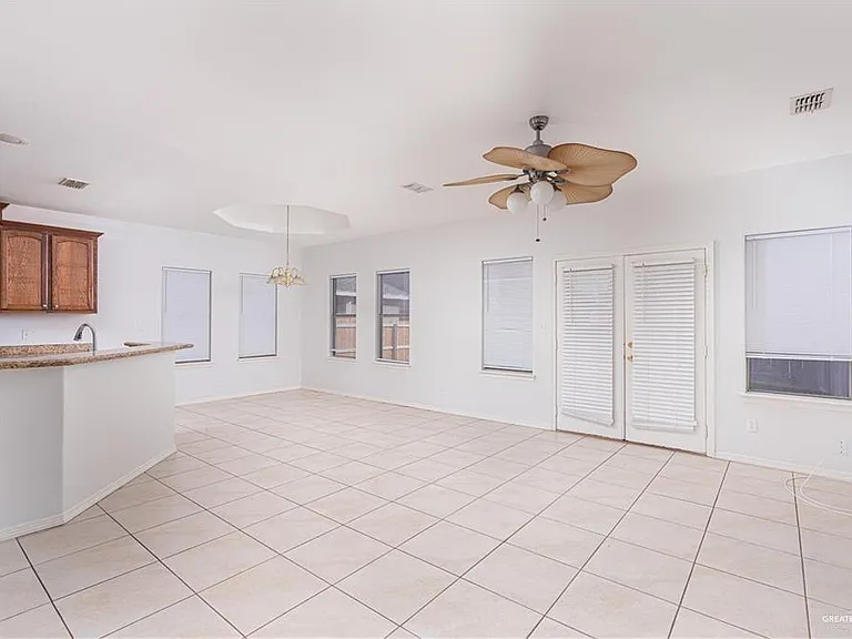 1426 Julian Cir — Photo 2