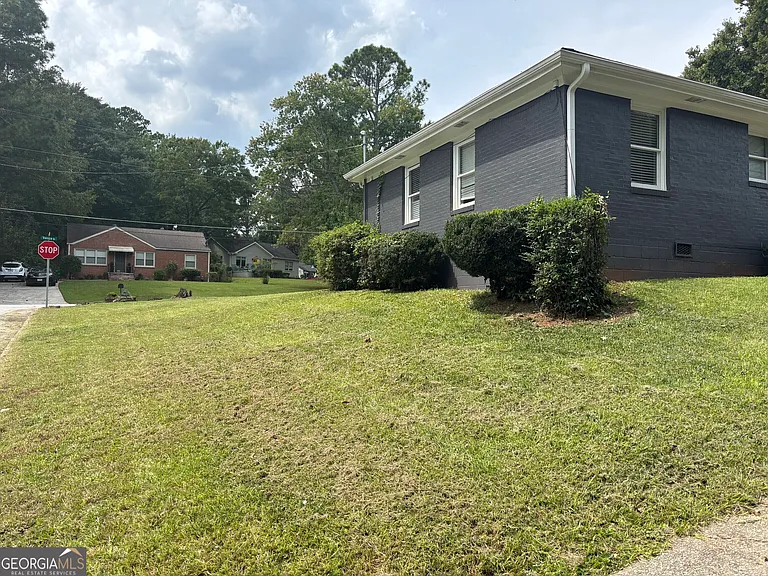 1622 Venice Dr SE — Photo 2