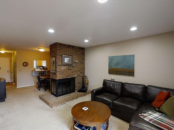4th image of 108 E Dublin Granville Rd #9