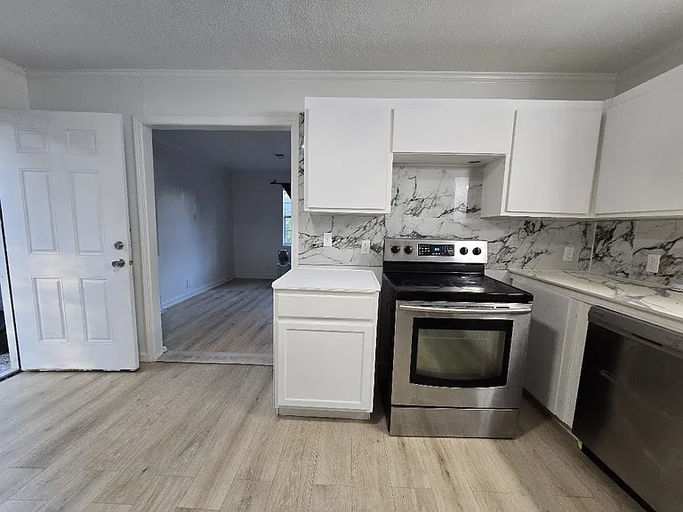 629 W Watson St — Photo 70