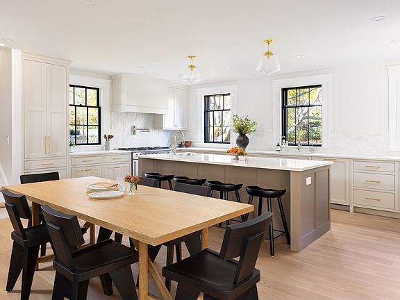 4th image of 172 Brattle St