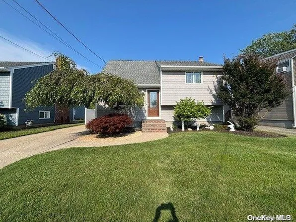 125 East Drive, Copiague, NY 11726