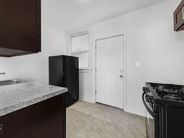 7657 S East End Ave — Photo 3