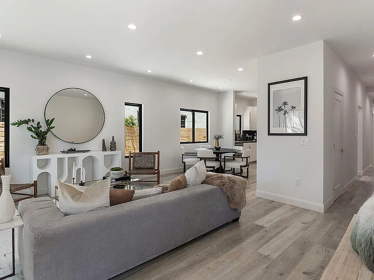 622 N Gardner St — Photo 4