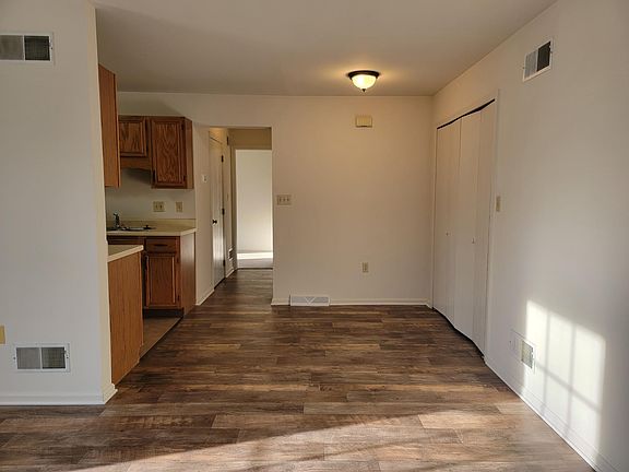 5th image of 400 W Cherry Dr APT A