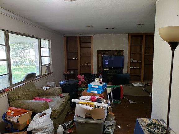4th image of 210 Berkshire Ln