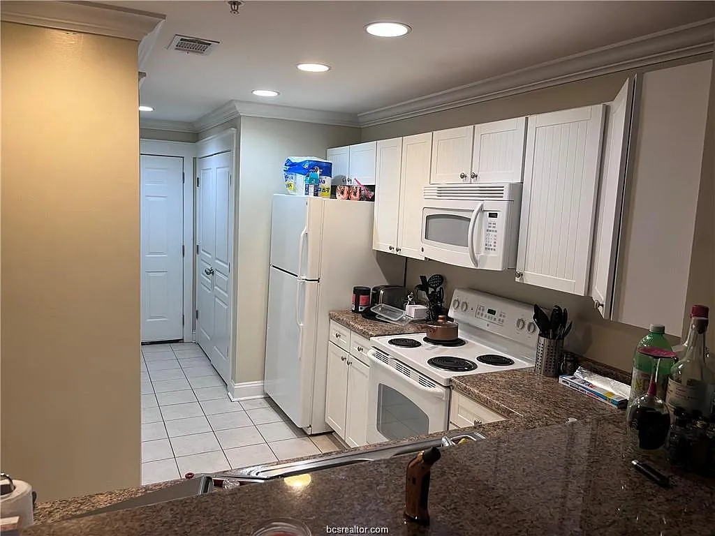 2 bed, 1001 sqft, $1,300 — Photo 2