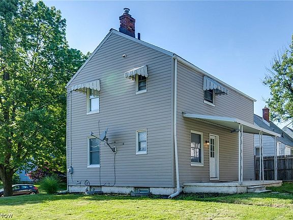 3rd image of 1673 Redwood Ave