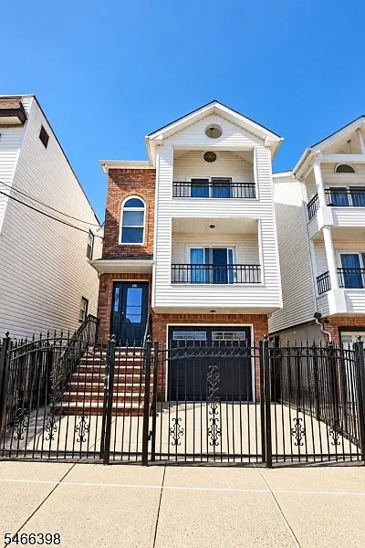 3 bed, 2.0 bath, 1200 sqft, $2,300 — Photo 1