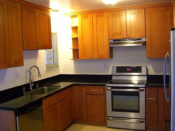 3rd image of 755 N Fair Oaks Ave APT 4