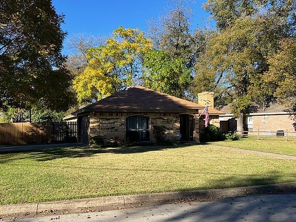 4th image of 201 Pecan Dr
