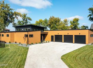 374 Peytons Place Cir, Grand Forks, ND 58201