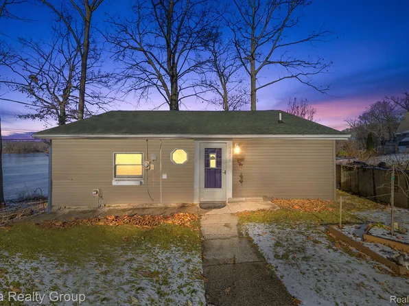 5271 Wayne Rd, White Lake, MI 48383