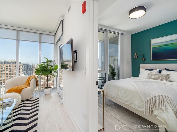 4th image of 213 W Grand Ave #1403