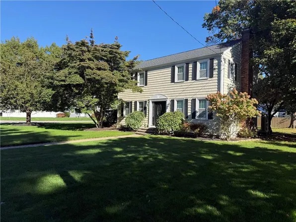 6 Fireside Dr, Barrington, RI 02806