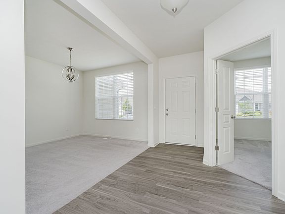4th image of 933 Plunkett Ave