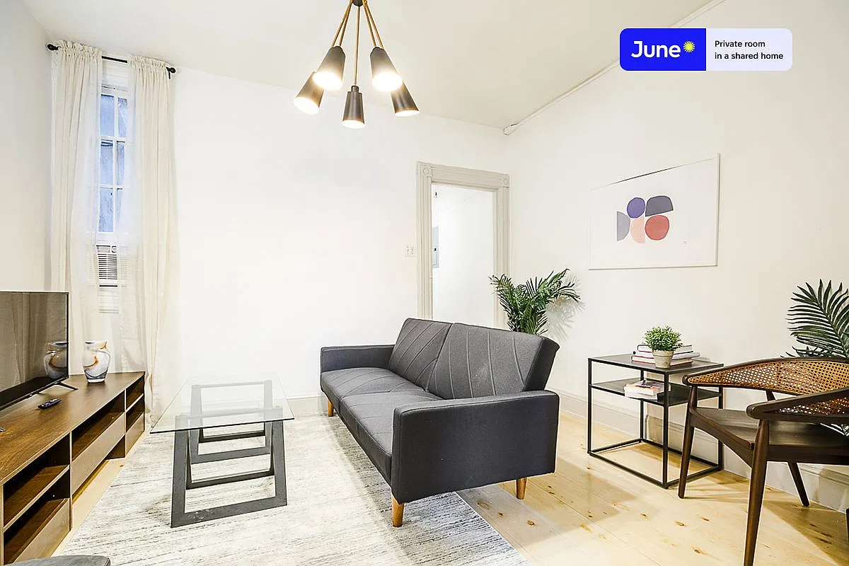 Queen bedroom in 5 bed/1 bath home in Hell's Kitchen #183 A — Photo 3