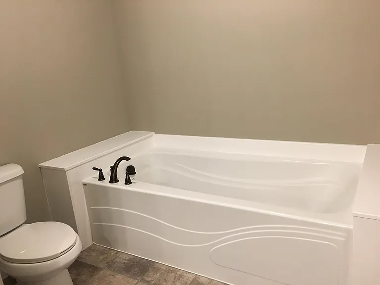 Master Bathtub, Toilet