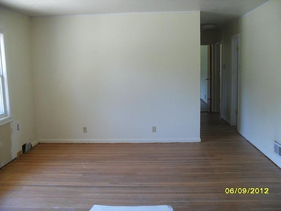 2nd image of 132 Lindenwald Dr