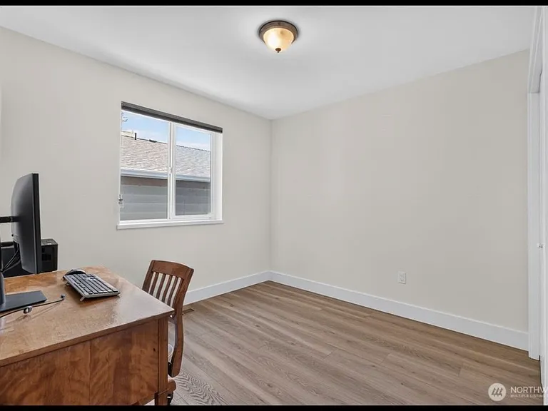 324 E 2nd St #B — Photo 11